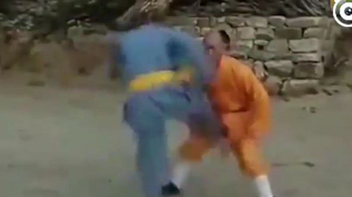 Απίστευτο βίντεο: Βουδιστής μοναχός δέχεται κλωτσιές στα γεννητικά όργανα και παραμένει... «ζεν»