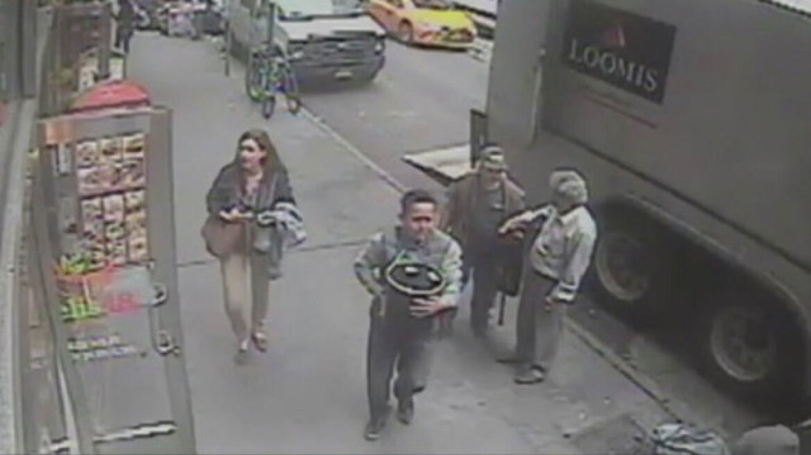 Βίντεο: Άρπαξε κουβά με φύλλα χρυσού 1,6 εκατ. δολαρίων από τη μέση του δρόμου