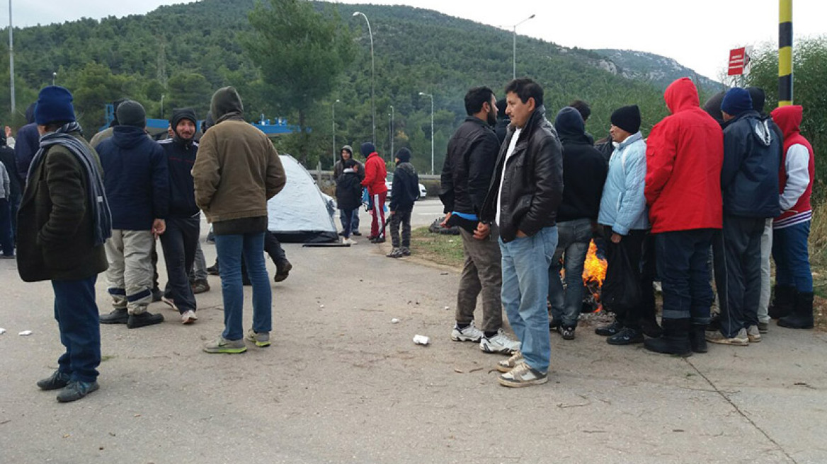 Ενταση στη Μαλακάσα: Πρόσφυγες απειλούν να κάψουν τις σκηνές για να ζεσταθούν