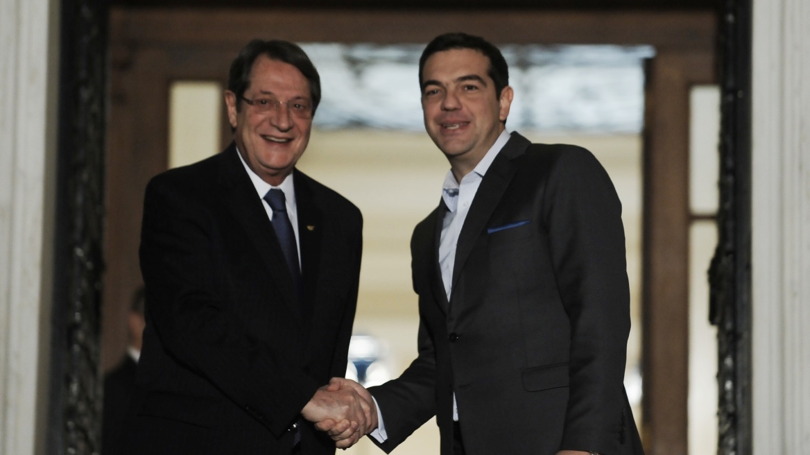Τηλεφωνική επικοινωνία Τσίπρα-Αναστασιάδη - Στην Αθήνα για διαβουλεύσεις ο Κύπριος πρόεδρος