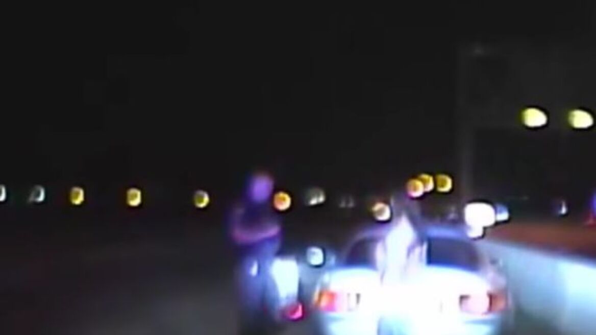 Βίντεο-σοκ: Μεθυσμένος οδηγός «συνθλίβει» μια γυναίκα ανάμεσα σε δύο αυτοκίνητα