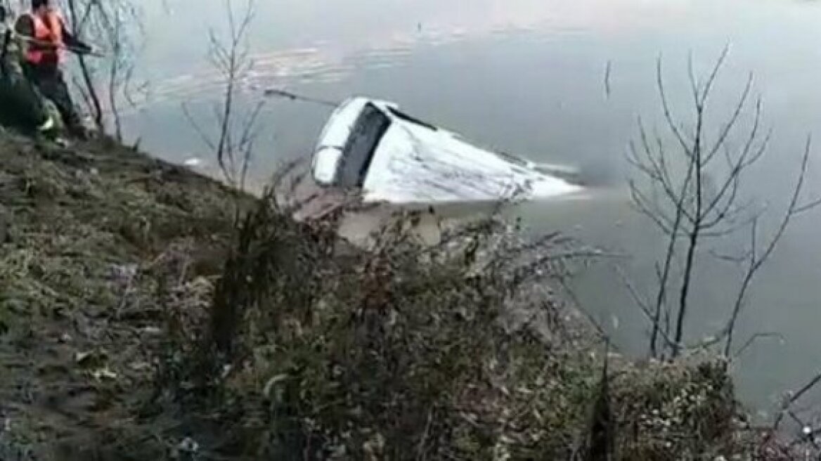Τραγωδία στην Κίνα: 18 άνθρωποι νεκροί από πτώση λεωφορείου σε λίμνη