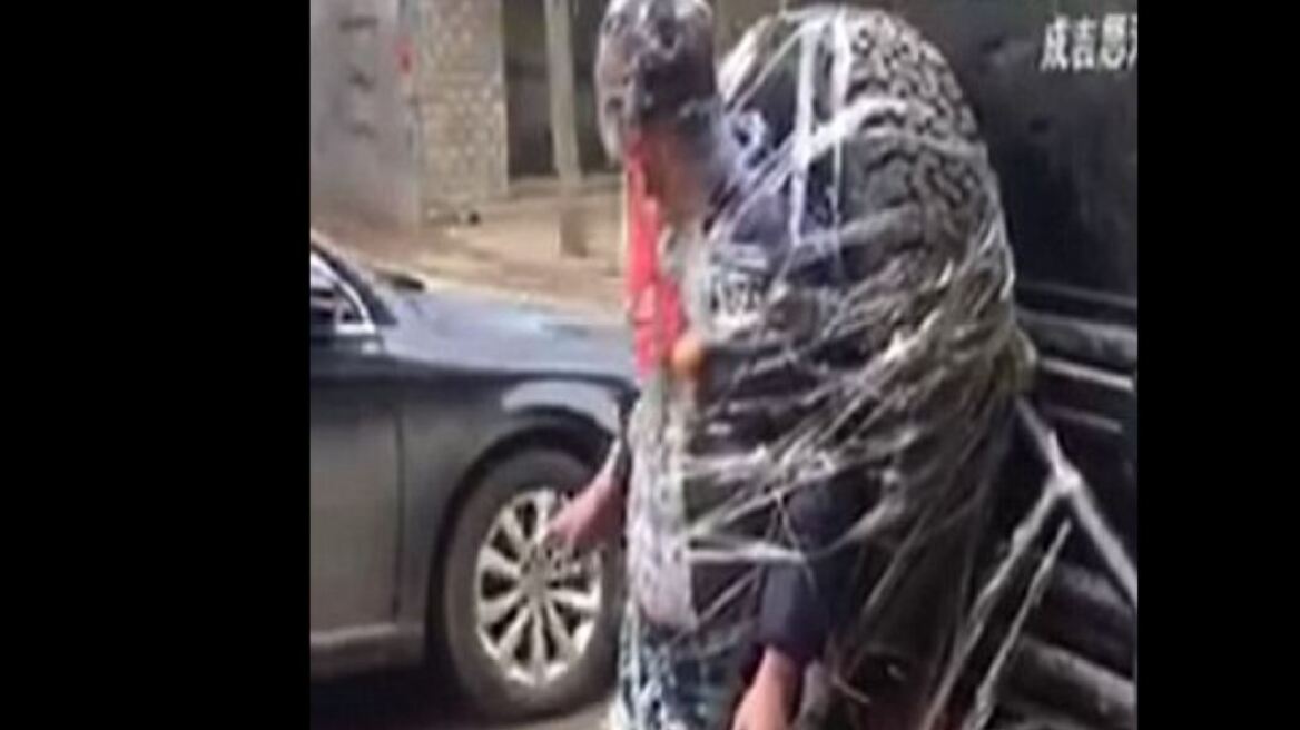Βίντεο αλά Hangover στην Κίνα: Δείτε πώς έδεσαν τον γαμπρό οι φίλοι του πίσω από ένα τζιπ