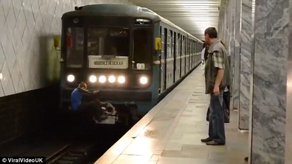 Απίστευτο βίντεο: Κρεμάστηκε από τη «μάσκα» του συρμού του μετρό για να μην πληρώσει εισιτήριο
