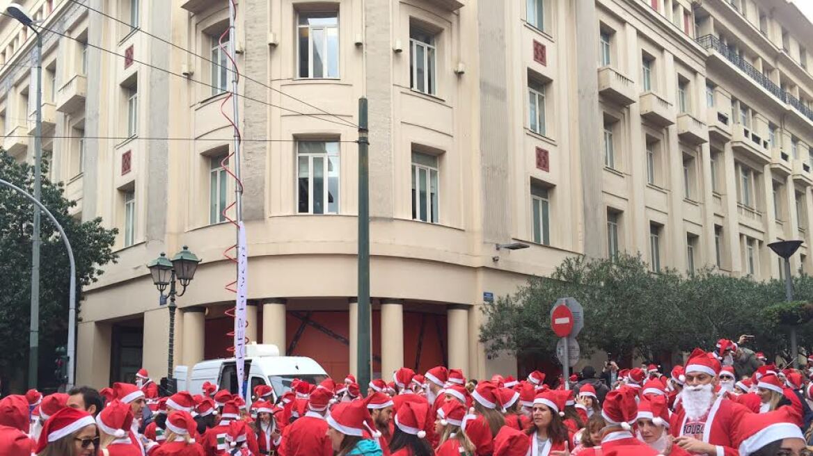 Γέμισε Άγιους Βασίληδες το κέντρο της Αθήνας για το 3ο Athens Santa Run