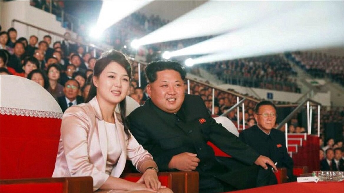 Η πρώτη εμφάνιση της «εξαφανισμένης» συζύγου του Κιμ Γιονγκ Ουν μετά από οκτώ μήνες!