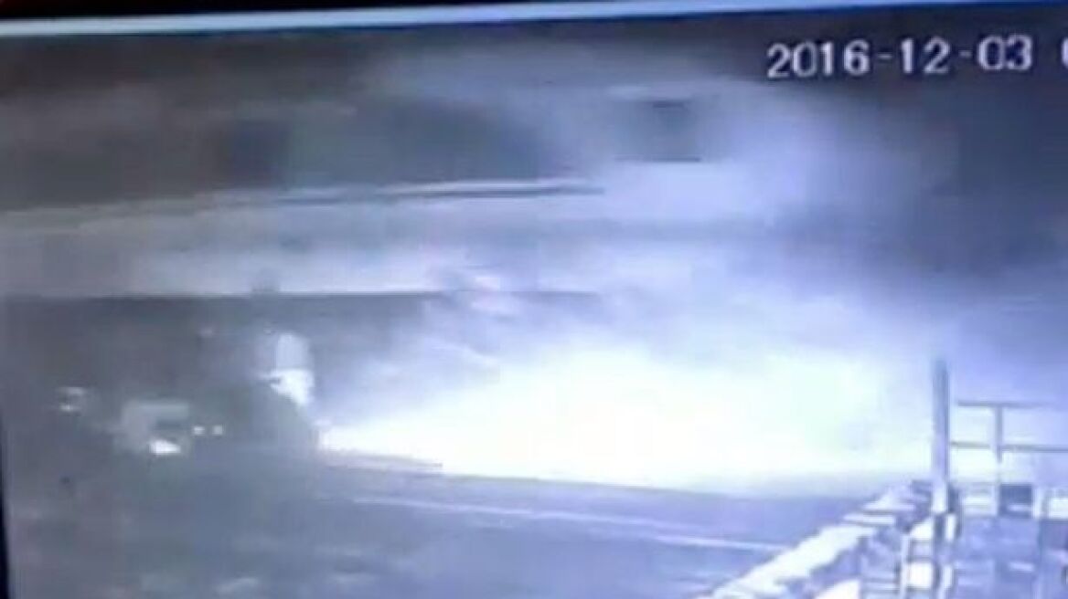 Βίντεο: Οδηγός φορτηγού πηδάει έξω από το όχημα στο «παρά 1'» πριν τη συντριβή του από τρένο