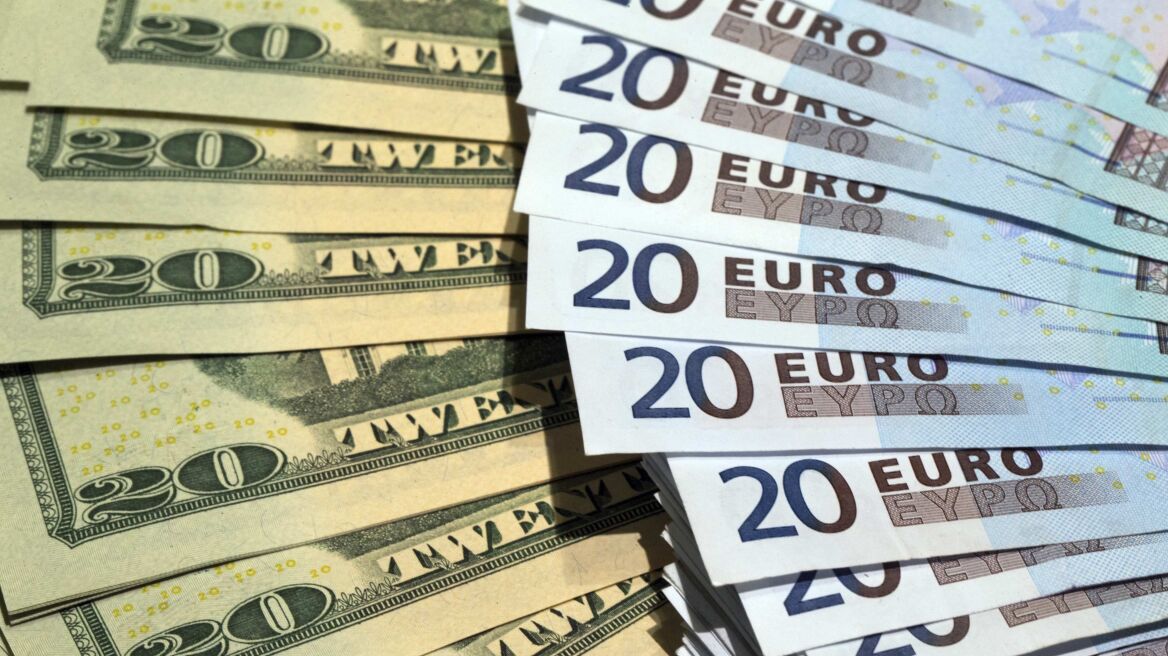 Στο χαμηλότερο επίπεδο από τον Μάρτιο του 2015 το ευρώ μετά το ιταλικό δημοψήφισμα