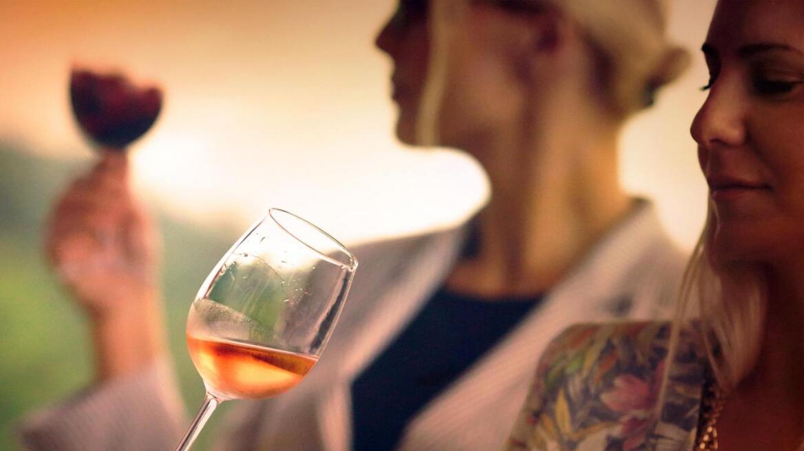 Ξεχάστε το κόκκινο και το λευκό: Το πορτοκαλί κρασί θα είναι το ποτό του 2017 