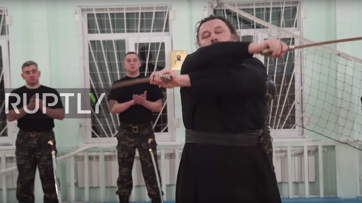 Βίντεο: O Ρώσος ιερέας-«νίντζα» που έγινε viral
