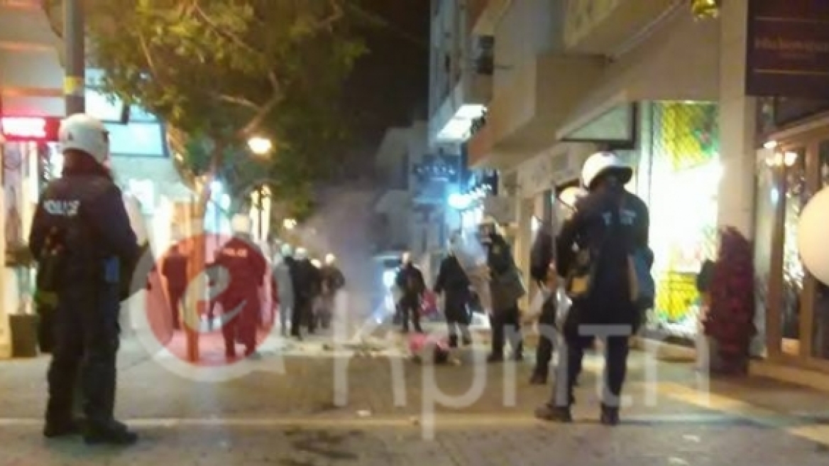 Συγκρούσεις μεταξύ κουκουλοφόρων και αστυνομίας στη Θεσσαλονίκη
