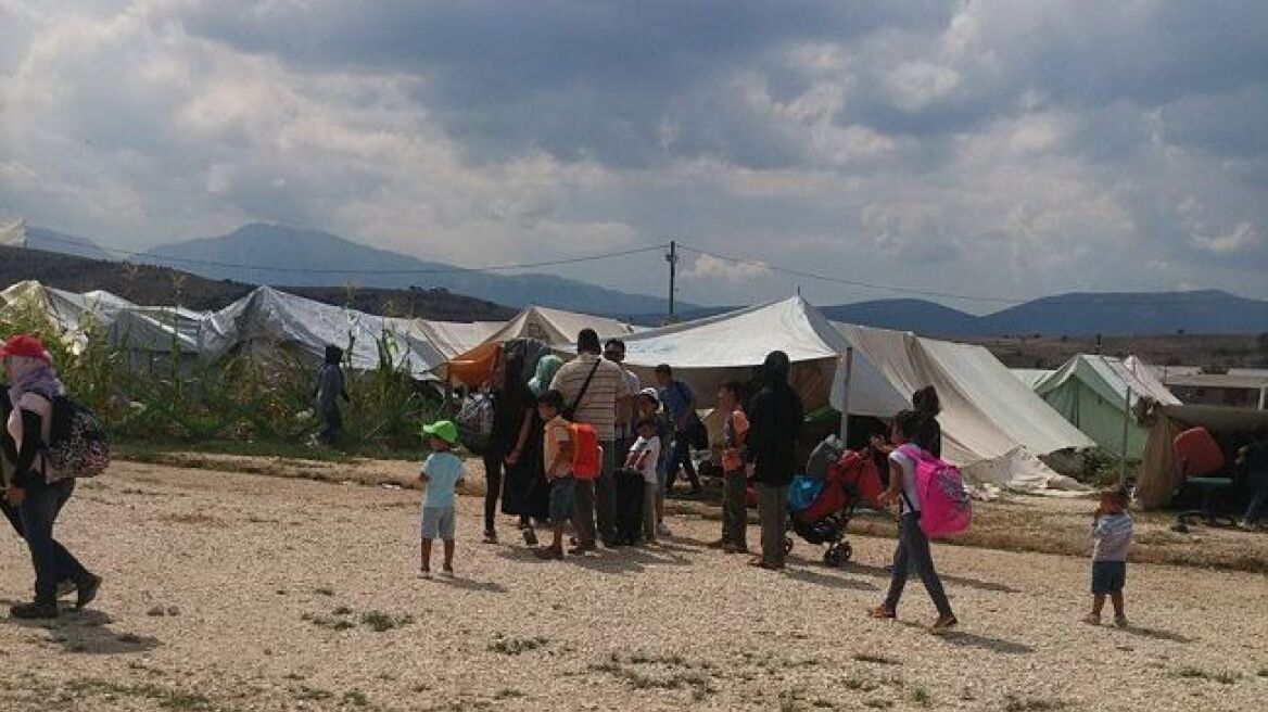 Eν αγνοία των τοπικών αρχών η μεταφορά προσφύγων σε παραλιακά ξενοδοχεία της Ηπείρου