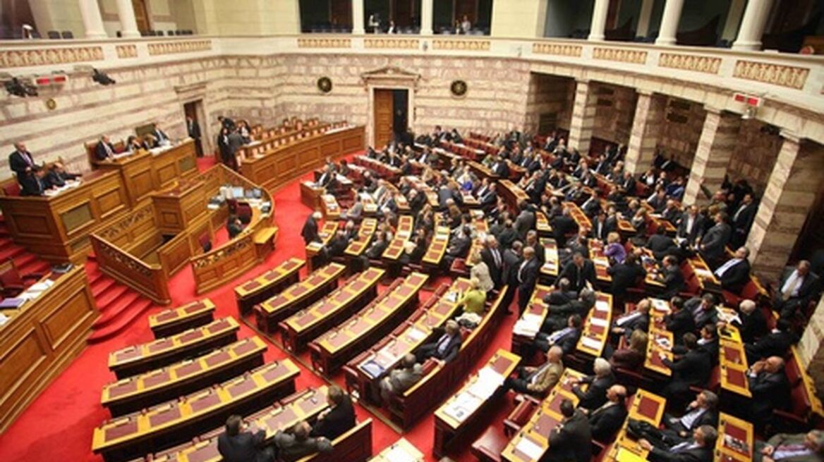 Βουλή: Κόντρα για τα Μνημόνια και το Eurogroup στη συζήτηση για τον προϋπολογισμό