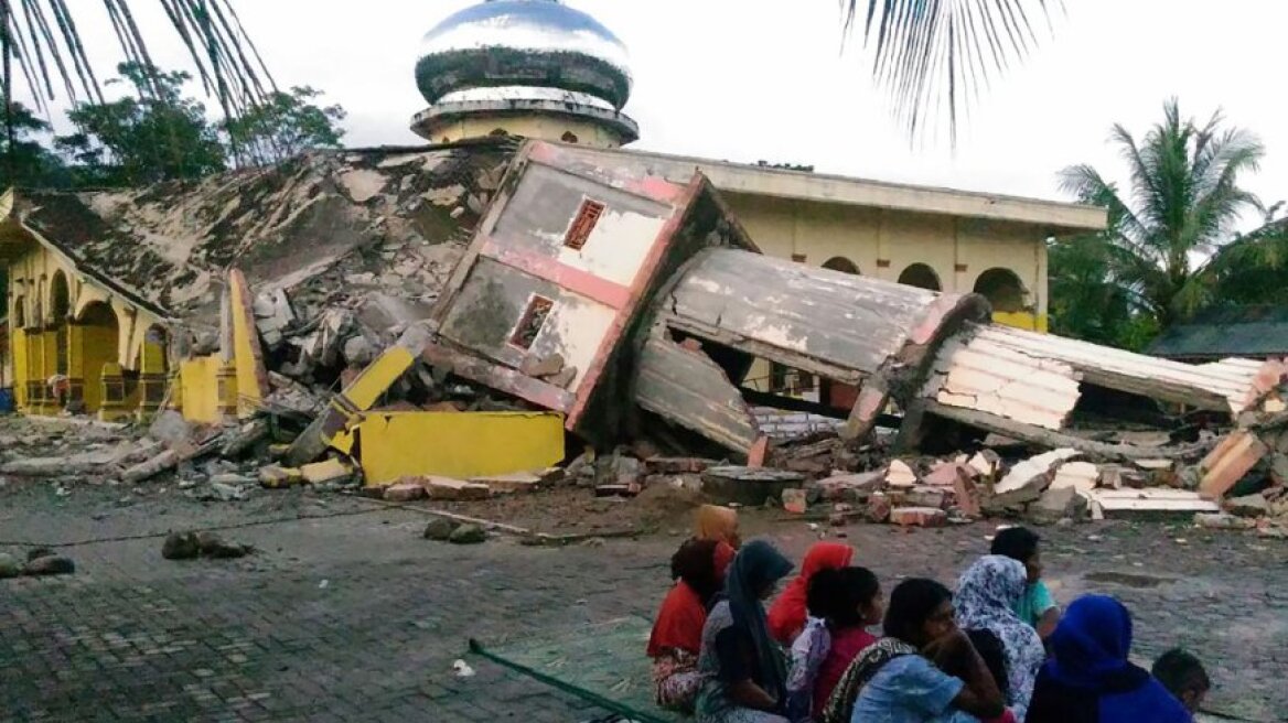 Ινδονησία: Τουλάχιστον 92 νεκροί - ανάμεσα τους και επτά παιδιά - από σεισμό 6,5 Ρίχτερ