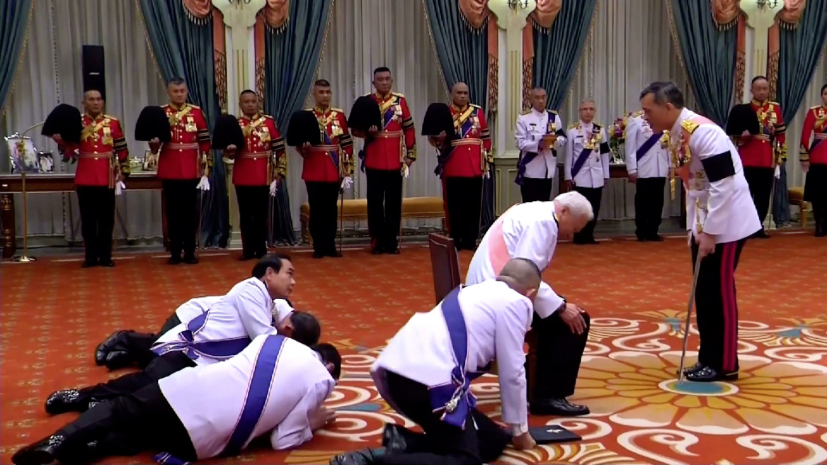 Σκηνές... πλήρους υποταγής στην ενθρόνιση του playboy βασιλιά της Ταϊλάνδης