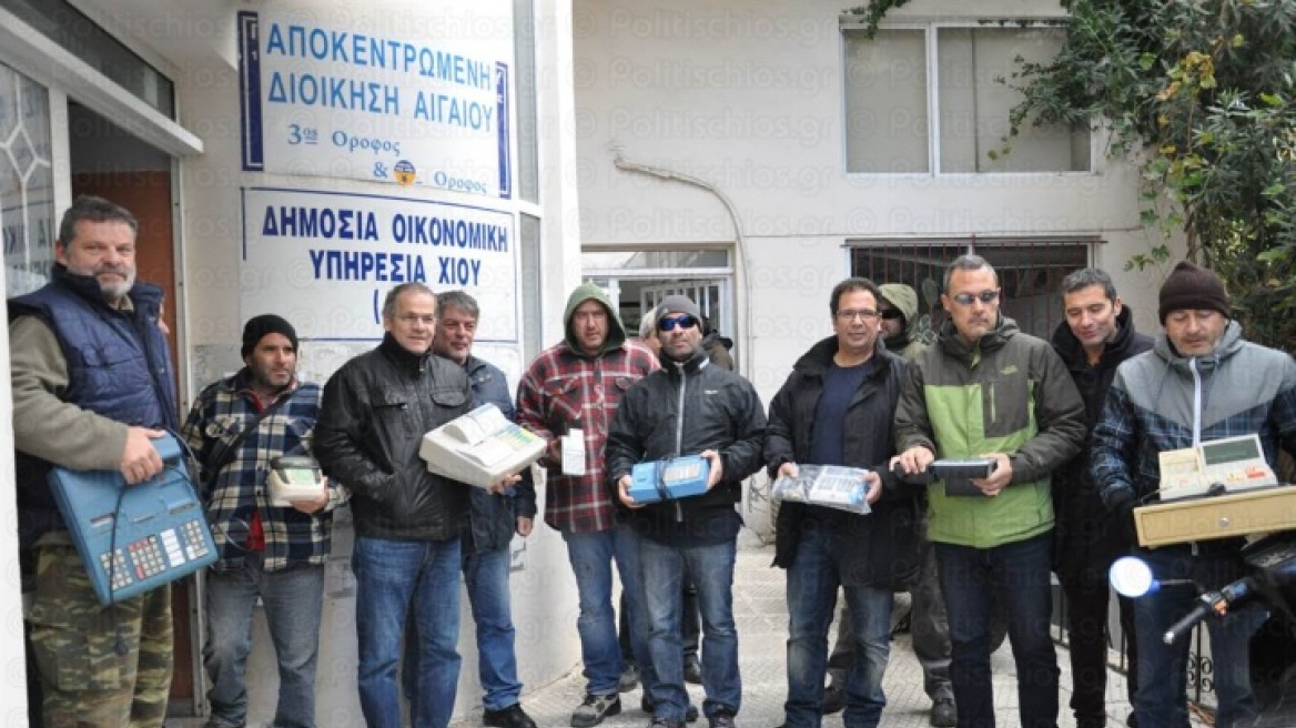 Χίος: Οι επαγγελματίες κατέθεσαν τις ταμειακές μηχανές τους στη ΔΟΥ