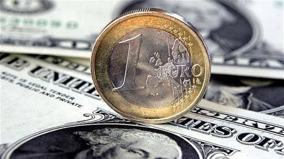 Ισχυρές πιέσεις στο ευρώ μετά την απόφαση της ΕΚΤ