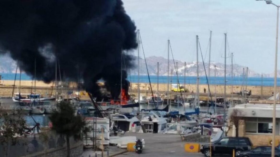 Στις φλόγες σκάφος στο Ενετικό Λιμάνι του Ηρακλείου