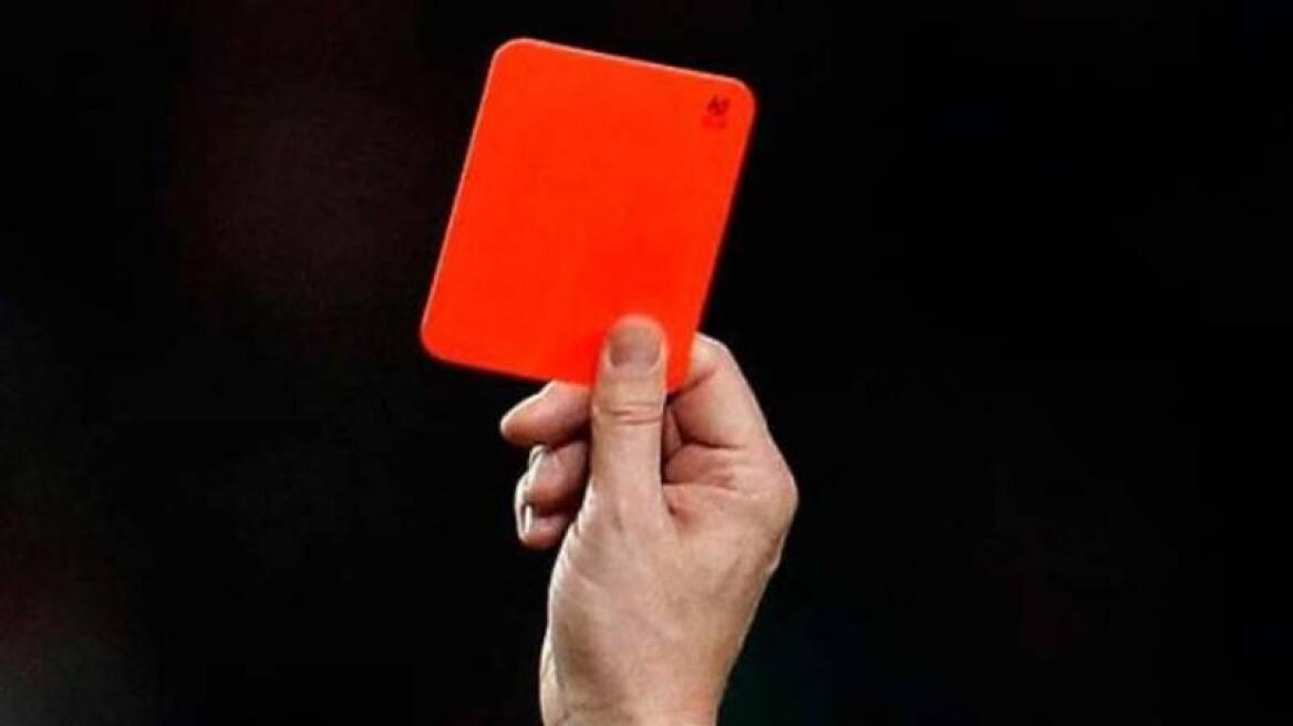 Η αθλητική δικαστής της Football League «έσβησε» κόκκινη κάρτα!