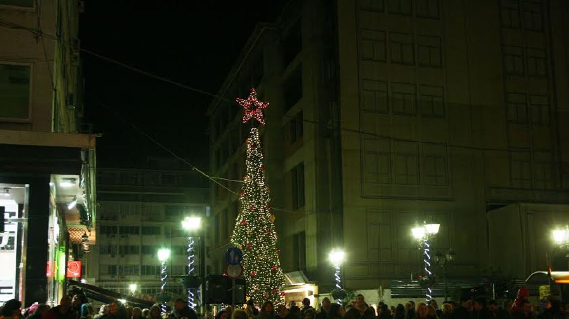 Φωταγωγήθηκε το Χριστουγεννιάτικο δέντρο του Πειραιά