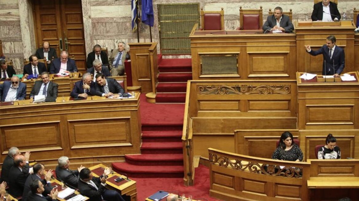 Heated debate in Greek parliament during budget discussion (video)
