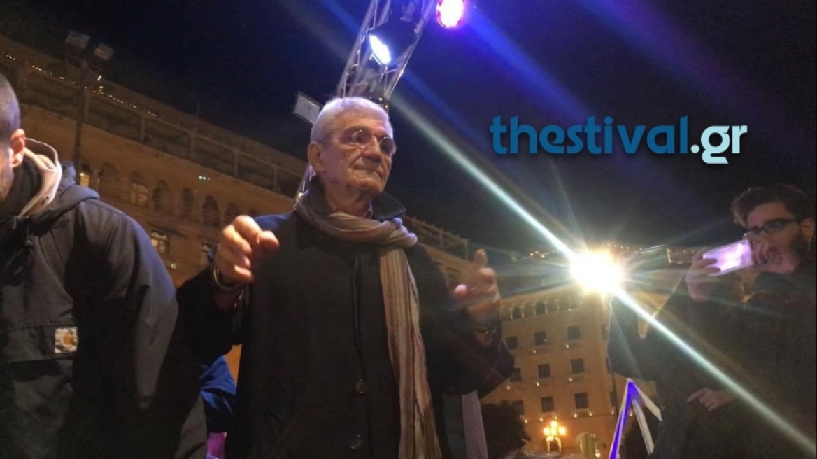 Βίντεο: Ο Μπουτάρης επί σκηνής, χορεύει στους ρυθμούς των Χριστουγέννων 