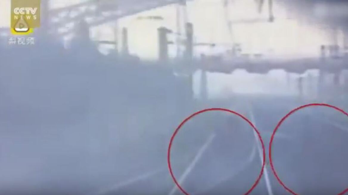 Βίντεο-σοκ: Τρένο παρασύρει και σκοτώνει έξι εργάτες πάνω στις σιδηδρομικές γραμμές