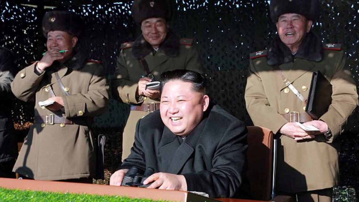 Φωτογραφίες: Ο Κιμ Γιονγκ Ουν ξεκαρδίζεται ενώ βομβαρδίζει την «προεδρική κατοικία της Νότιας Κορέας»