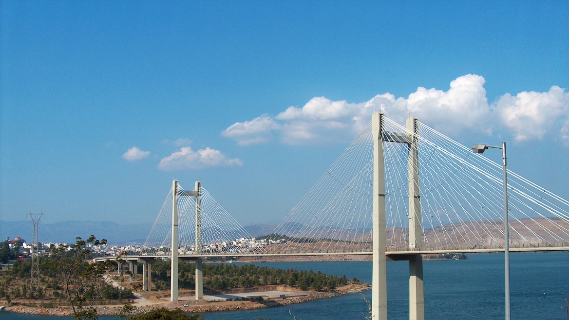 Ξήλωσε χιλιόμετρα καλωδίων από τη γέφυρα της Χαλκίδας