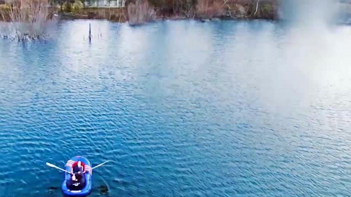 Απίστευτο βίντεο: Ρίχνει μια κουταλιά ελαιόλαδο στη λίμνη και... ξεφορτώνεται τα κύματα
