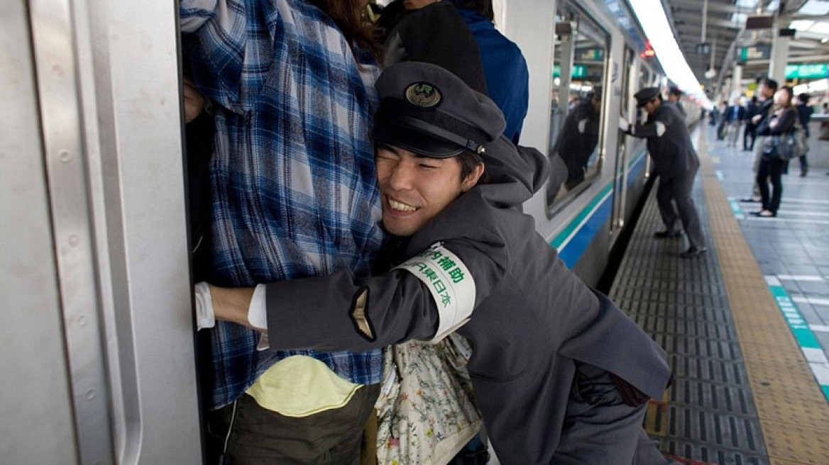 Απίθανα βίντεο: Όλοι, καλοί, κακοί και... χαρτοφύλακες, χωράνε στο μετρό του Τόκιο!