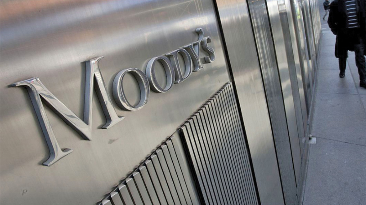 Κίνδυνο στάσης πληρωμών τον Ιούλιο, βλέπει τώρα η Moody's