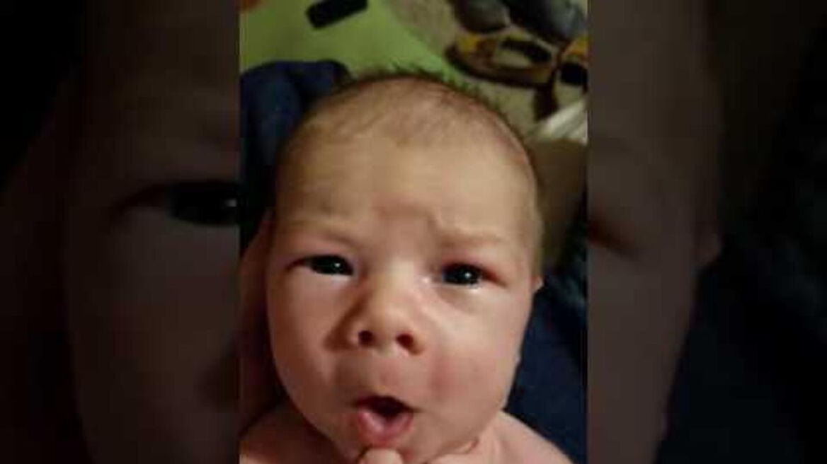 Βίντεο: Θα λιώσετε με το μωράκι που τραγουδάει σαν βαρύτονος