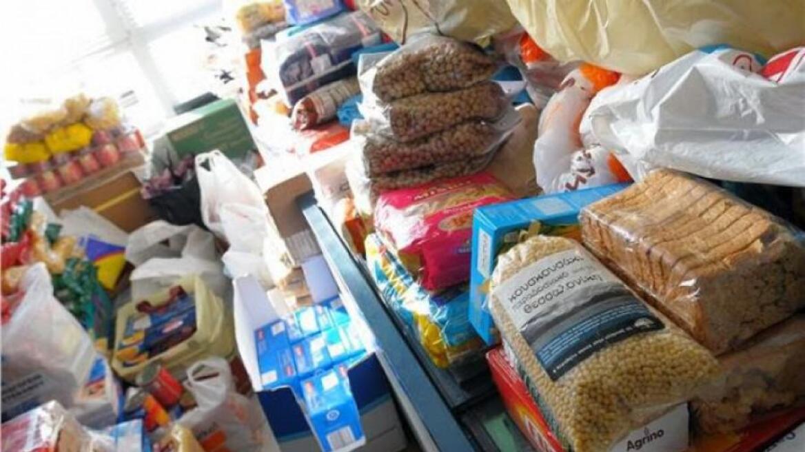 Λάρισα: Δέματα με τρόφιμα σε 500 οικογένειες από το κοινωνικό παντοπωλείο του δήμου