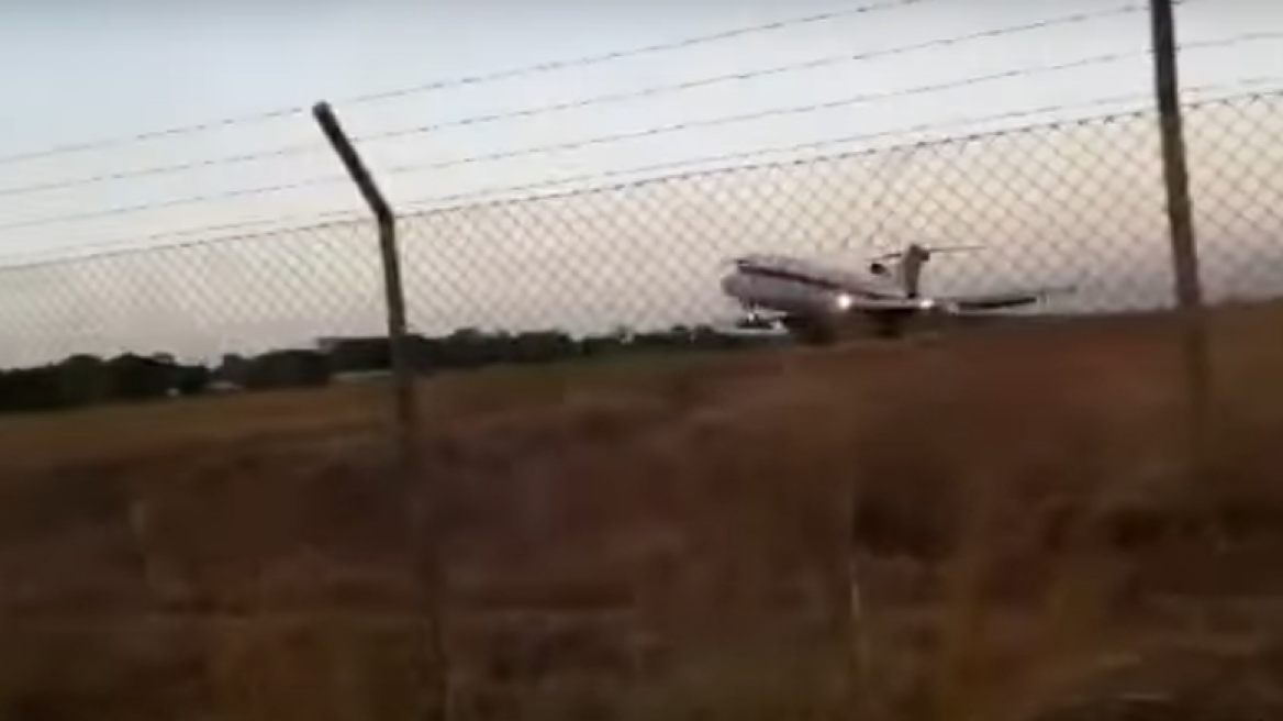 Βίντεο: Αεροπλάνο «χάνει» το διάδρομο απογείωσης και συντρίβεται τρία λεπτά αργότερα