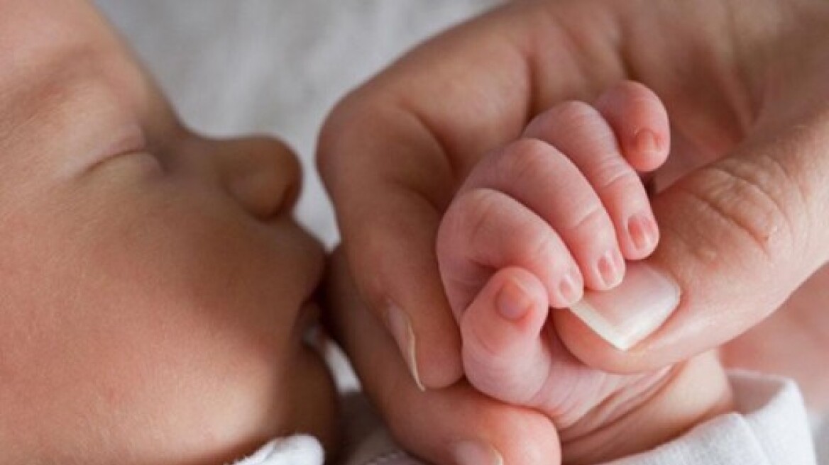 Νέα εποχή στην εξωσωματική με τη γέννηση μωρού από τρεις γονείς