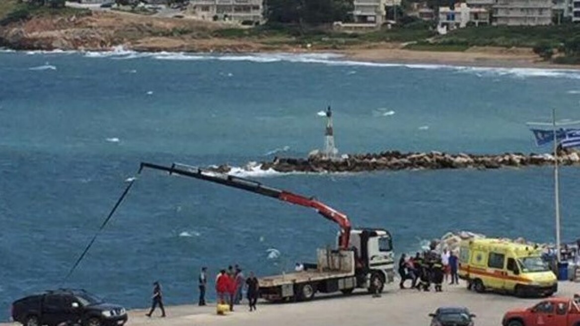 Τραγωδία στη Ραφήνα: Νεκρή ανασύρθηκε οδηγός που έπεσε στη θάλασσα με το αμάξι