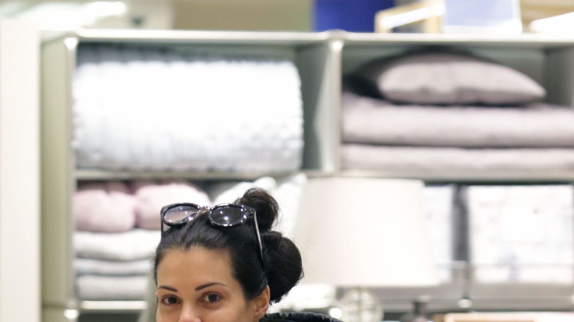 Μαρία Κορινθίου: Χωρίς μακιγιάζ για ψώνια σε εμπορικό κέντρο 