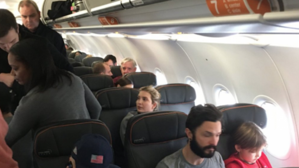 Πέταξαν εκτός πτήσης επιβάτη που την «έπεσε» στην Ιβάνκα Τραμπ για τον πατέρα της