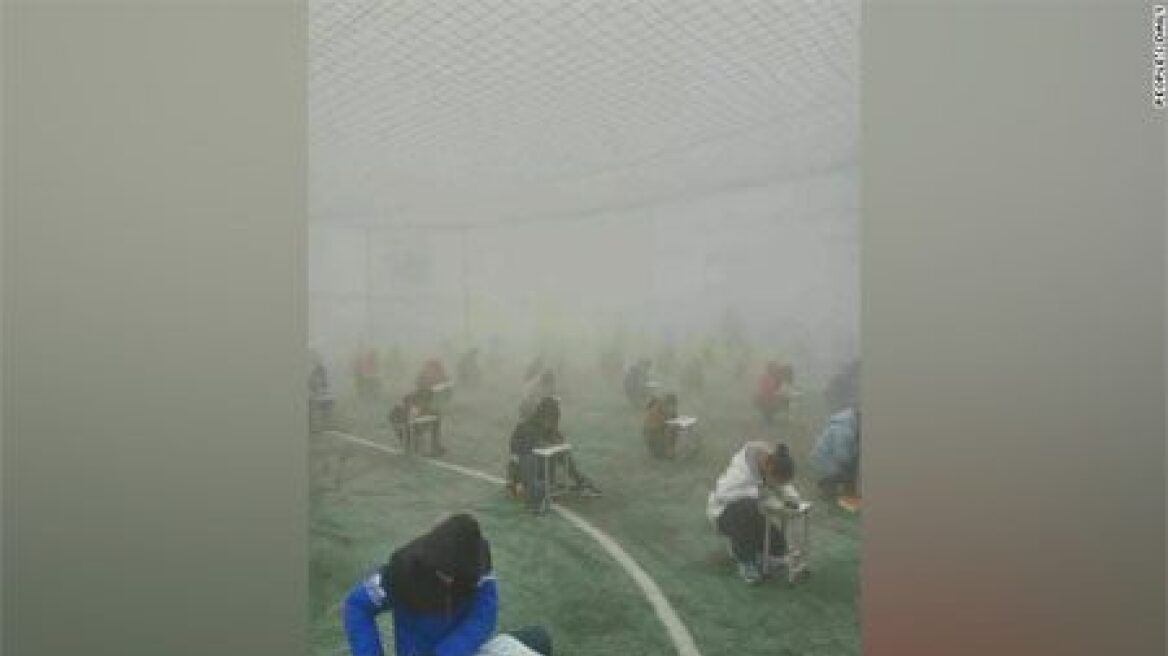 Κίνα: Μαθητές εξαναγκάστηκαν να δώσουν εξετάσεις μέσα στο αποπνικτικό νέφος!