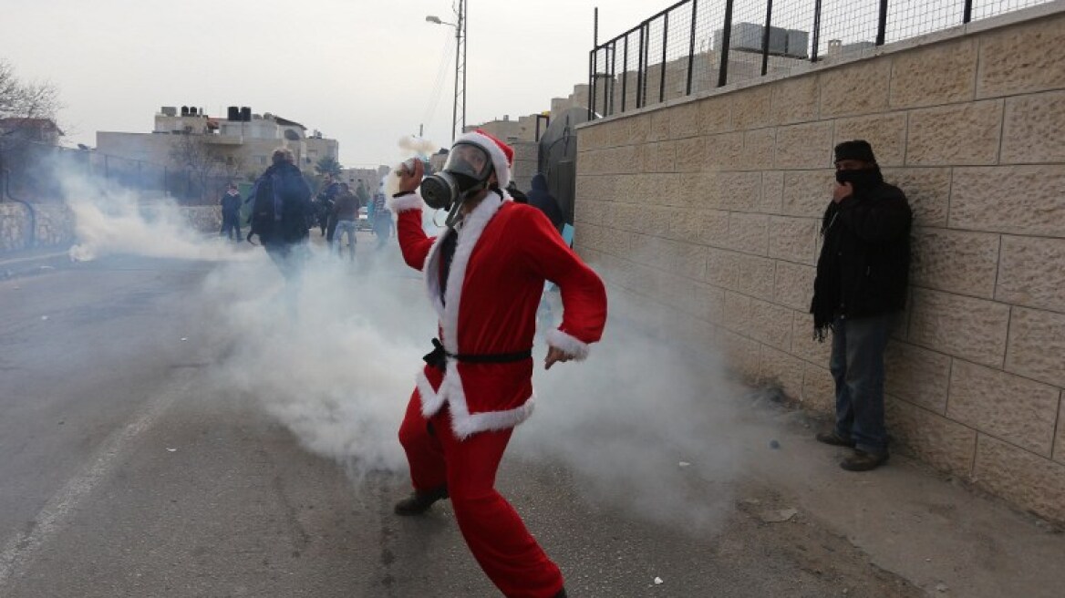 Χριστούγεννα στη Βηθλεέμ: Παλαιστίνιοι «αγιοβασίληδες» συγκρούστηκαν με ισραηλινές δυνάμεις
