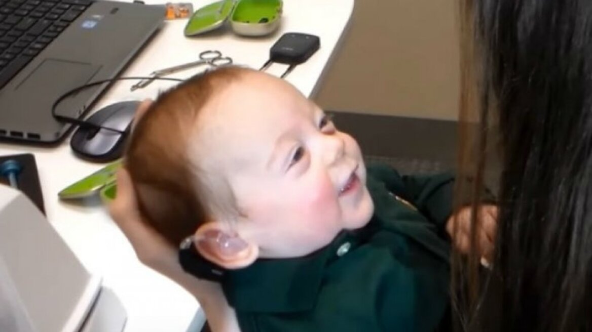 Η απίστευτη αντίδραση ενός μωρού που ακούει για πρώτη φορά