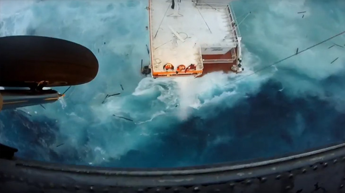  The dramatic rescue of 9 sailors from a sinking ship! (VIDEO + PHOTOS)