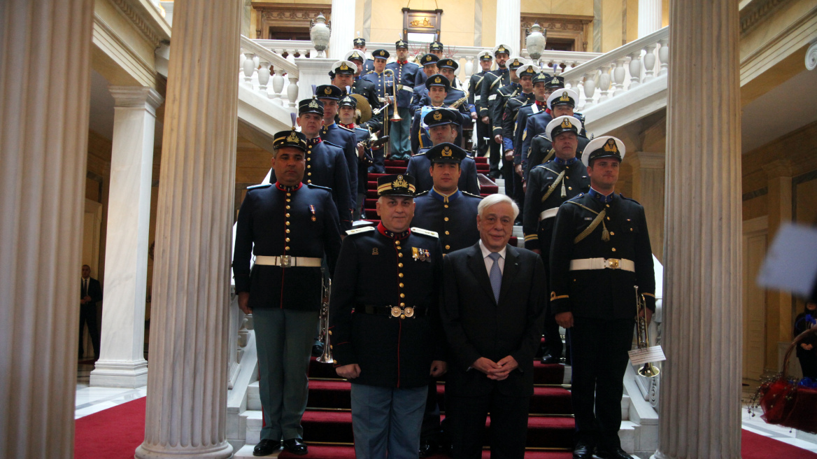 Με μαντινάδα για τις προκλήσεις Ερντογάν τα κάλαντα στον Παυλόπουλο: Το Αιγαίο το βαστούν οι Έλληνες φαντάροι