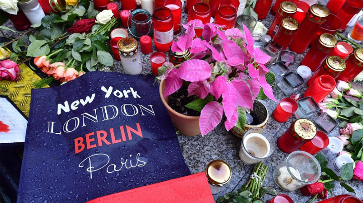 Βερολίνο: Κεριά, λουλούδια και μηνύματα αγάπης για τα θύματα του τρόμου