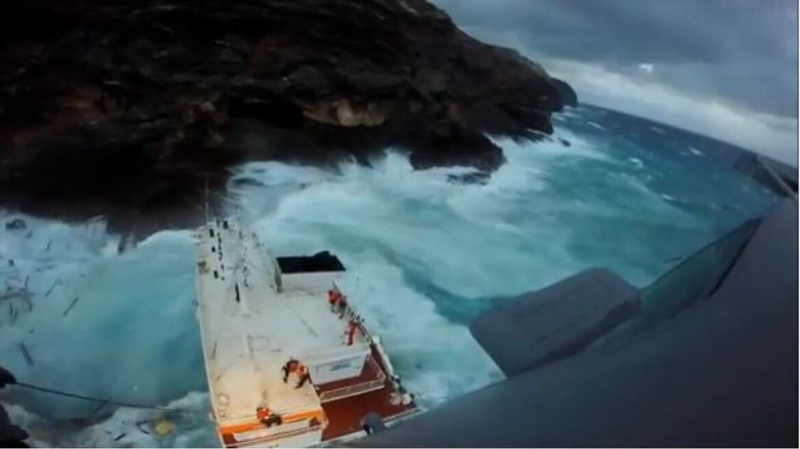 Βίντεο που προκαλεί ίλιγγο: Η δραματική διάσωση των ναυτικών στην Άνδρο