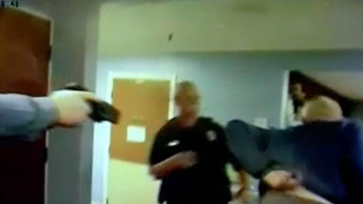 Βίντεο-σοκ: Αστυνομικός κεραυνοβολεί με τέιζερ 91χρονο με Αλτσχάιμερ επειδή δεν ήθελε να πάει στο γιατρό