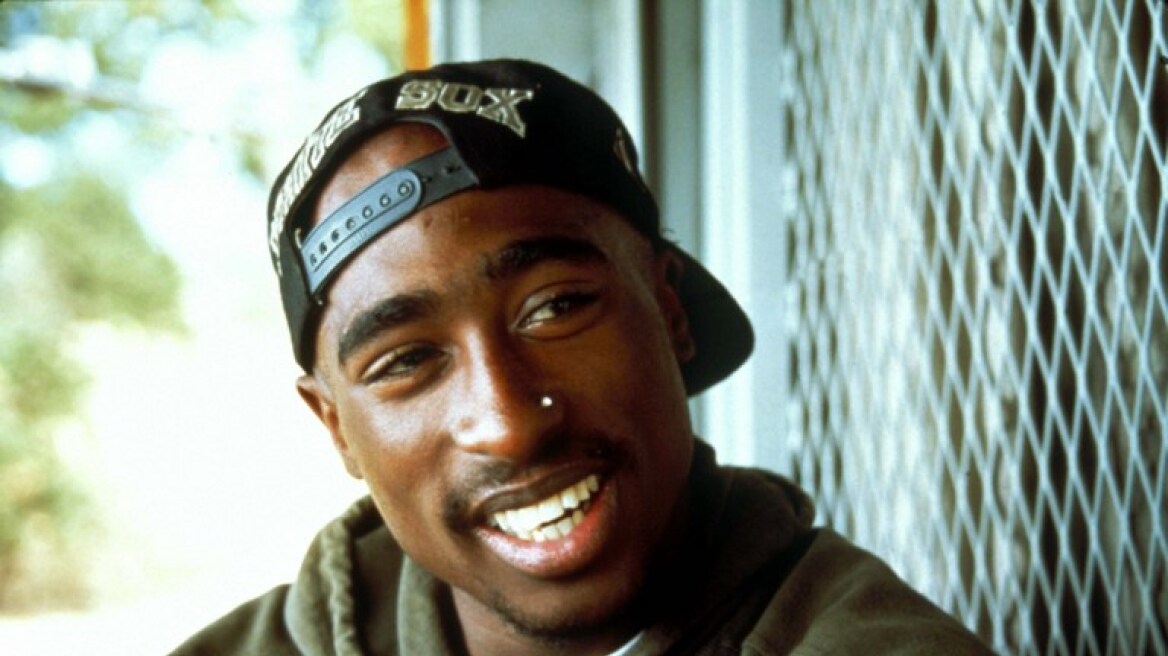 Μοίρασαν «βρώμικους» στίχους του Tupac αντί για προσευχές σε χιλιάδες πιστούς