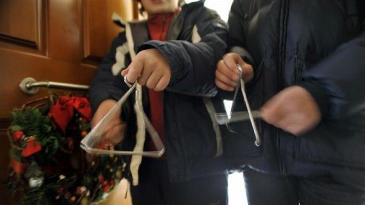 Θεσσαλονίκη: 17χρονος έκλεψε 300 ευρώ από παιδιά που έλεγαν τα κάλαντα
