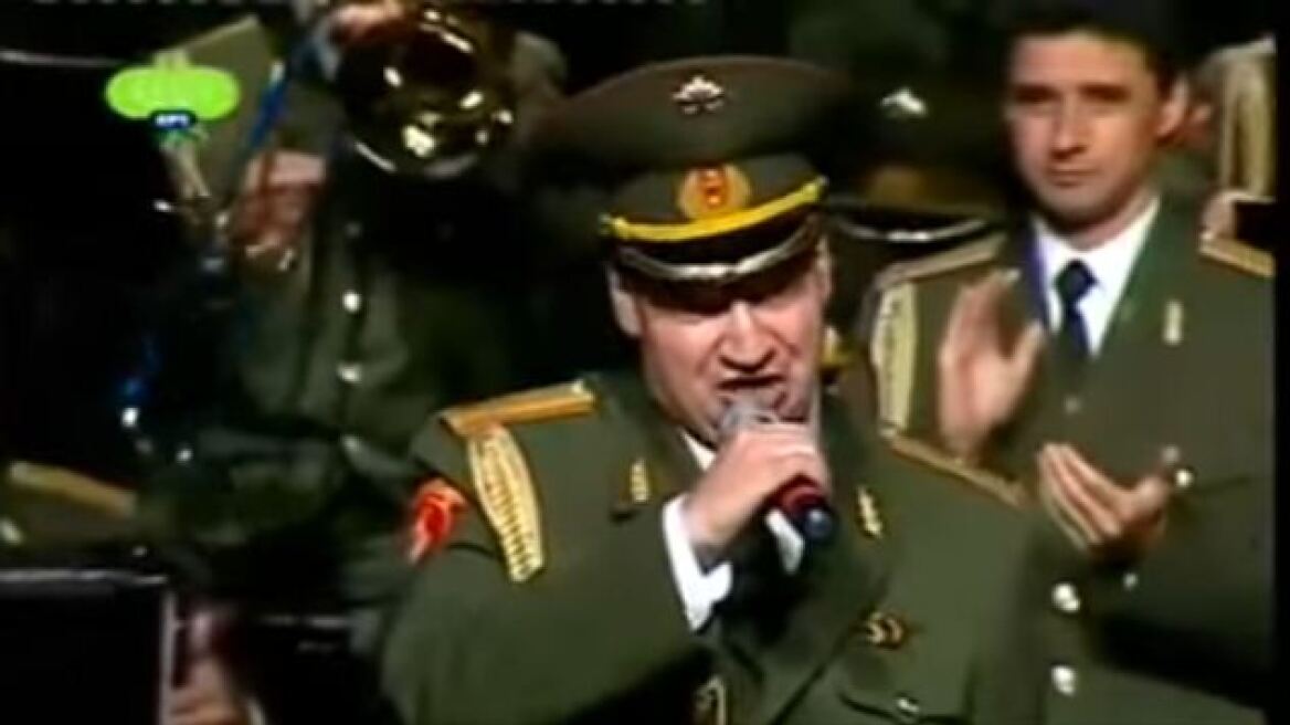 Βίντεο: Όταν η φημισμένη χορωδία Αλεξαντρόφ τραγουδούσε Θεοδωράκη στα ελληνικά!
